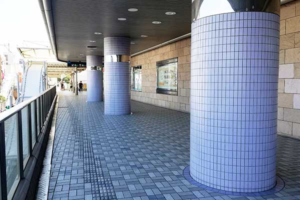 二階の構内歩道