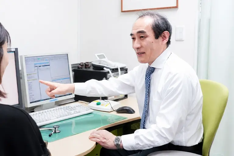 説明する医師