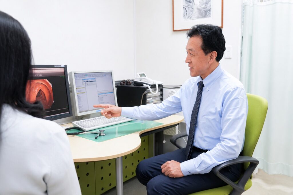 患者に説明する医師