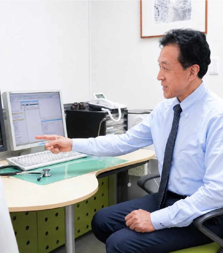 説明する医師