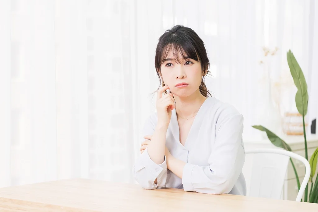 悩んでいる女性