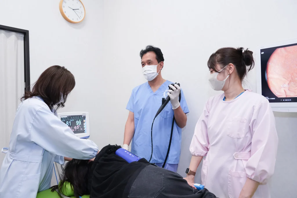 内視鏡検査をする医師と看護師