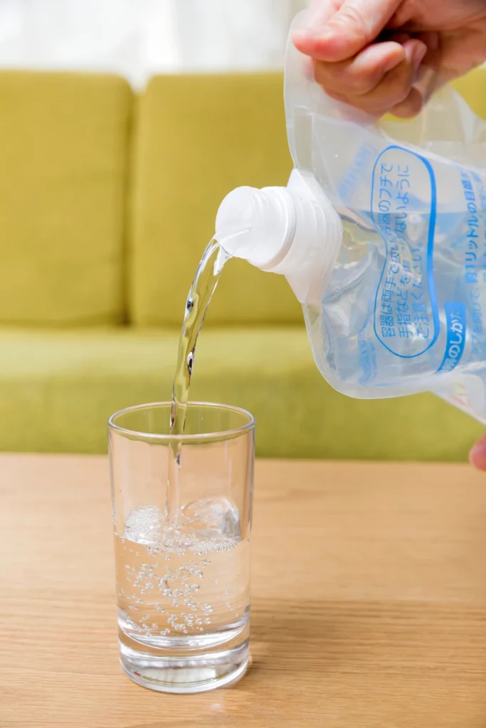コップに下剤を注ぐ様子