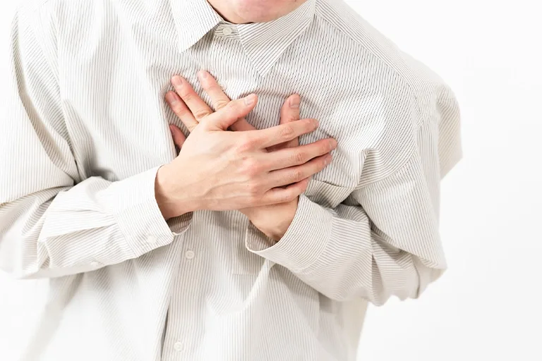 胸を押さえて苦しそうな男性