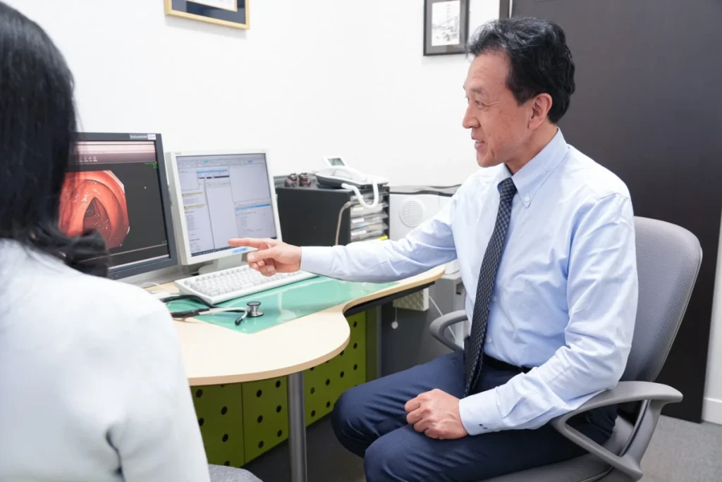 患者に説明する医師