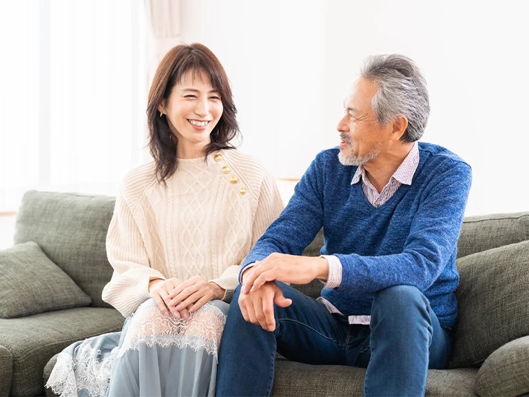 笑顔で話す男性と女性