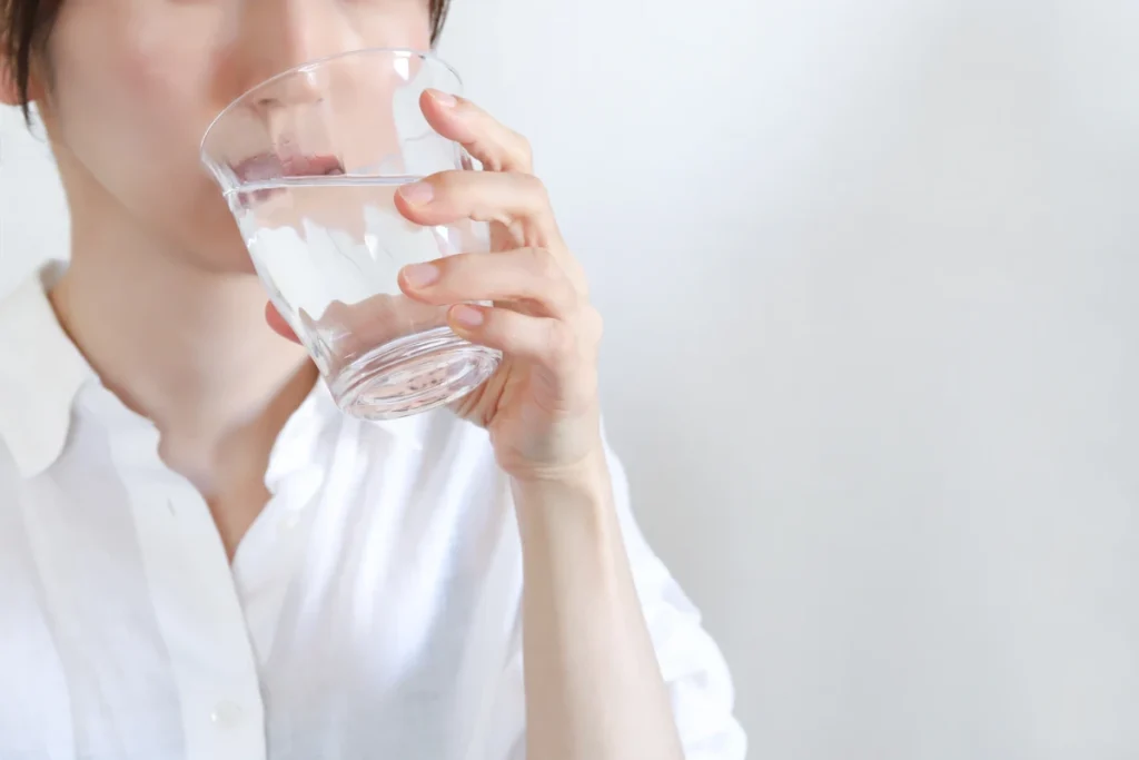グラスの水を飲む女性