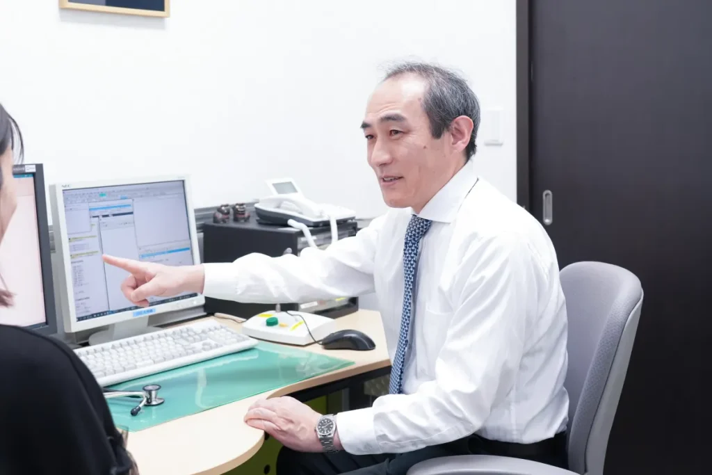 説明する医師と患者