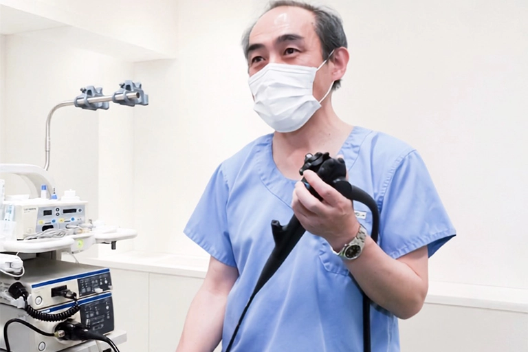 内視鏡検査をする医師