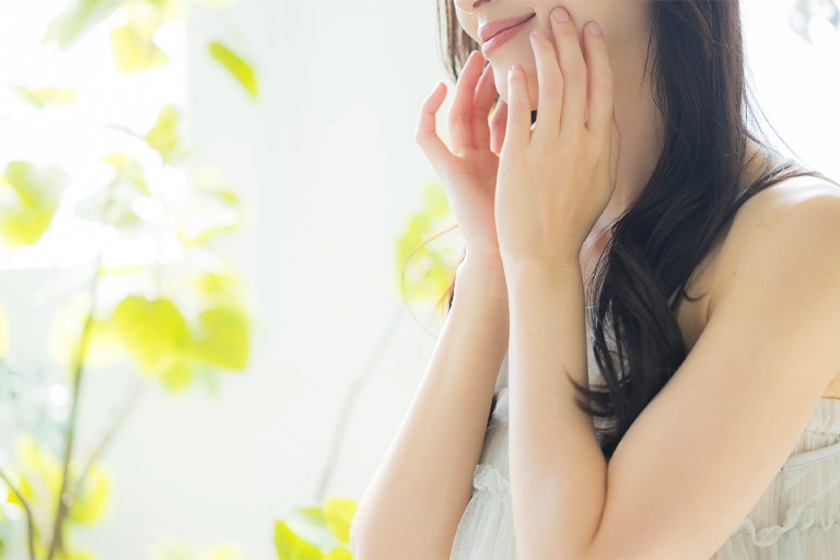 頬に手を添える女性