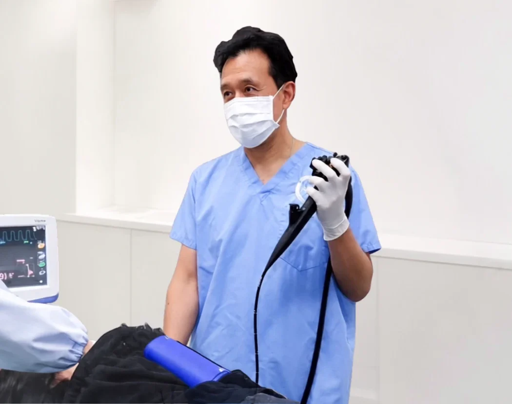 胃内視鏡検査を持つ医師